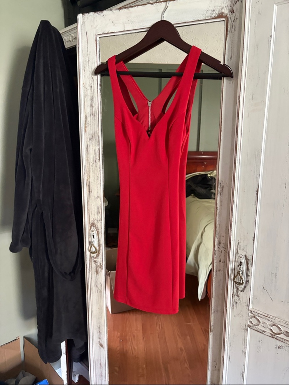 Red V‑Neck Sleeveless Cocktail Dress